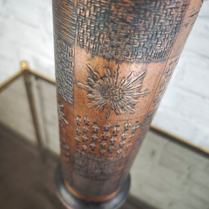 Massive Kupfervase 1960er Mid-Century Modern Relief Sonne Sterne 33,5 cm schwere Vase patiniert Vintage Dekovase