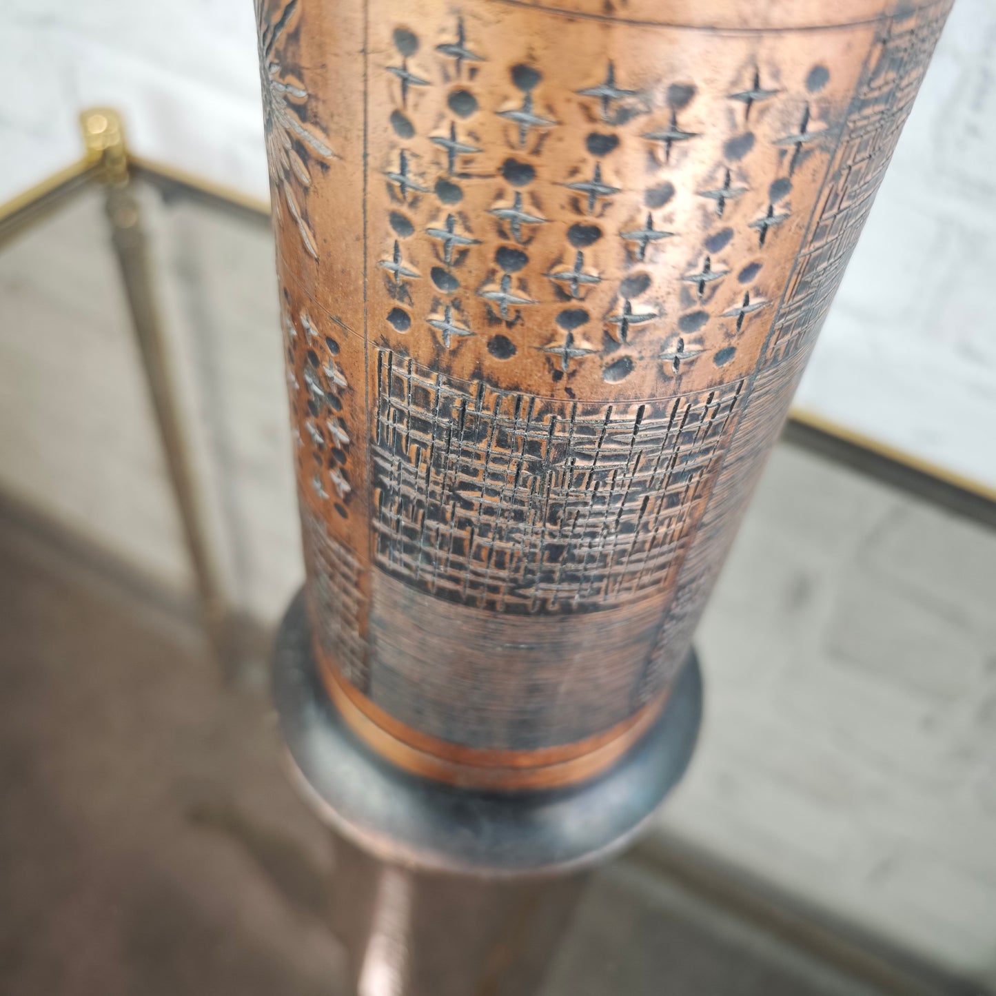 Massive Kupfervase 1960er Mid-Century Modern Relief Sonne Sterne 33,5 cm schwere Vase patiniert Vintage Dekovase