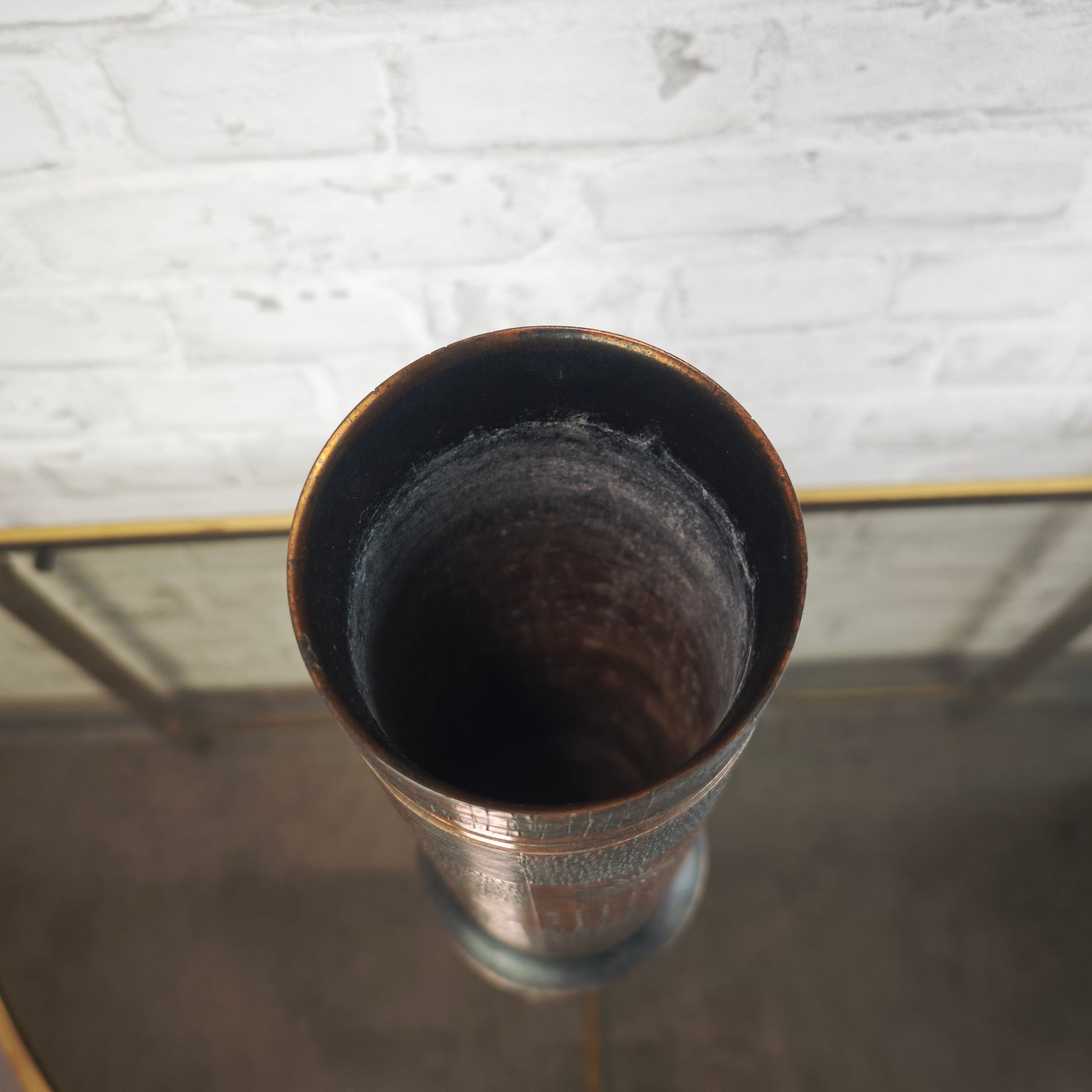 Massive Kupfervase 1960er Mid-Century Modern Relief Sonne Sterne 33,5 cm schwere Vase patiniert Vintage Dekovase