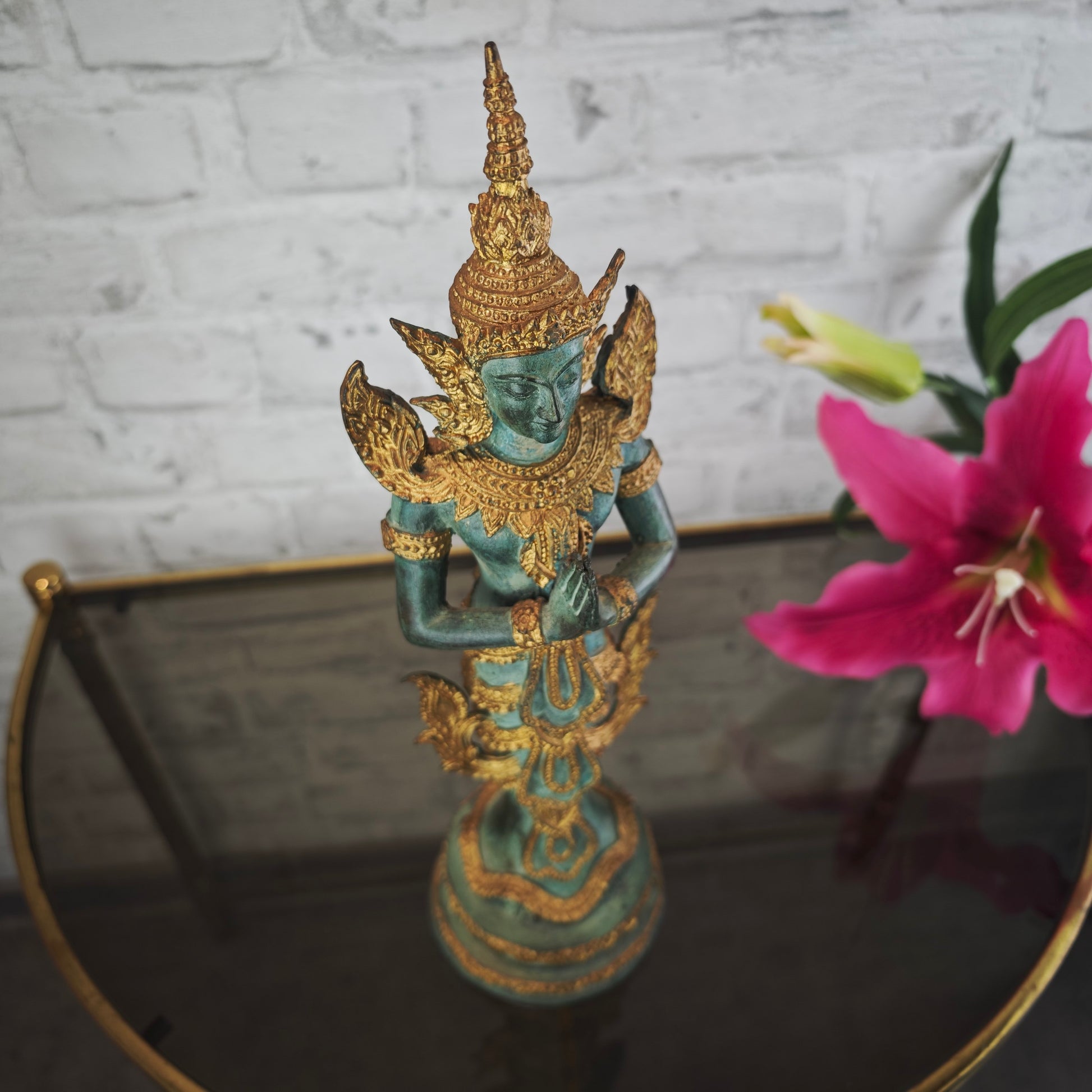 Thai Thepphanom Figur Bronze Patina 38 cm Messingguss stehende Deva Anjali Mudra Tempelwächter Statue Meditationsraum Yoga Deko