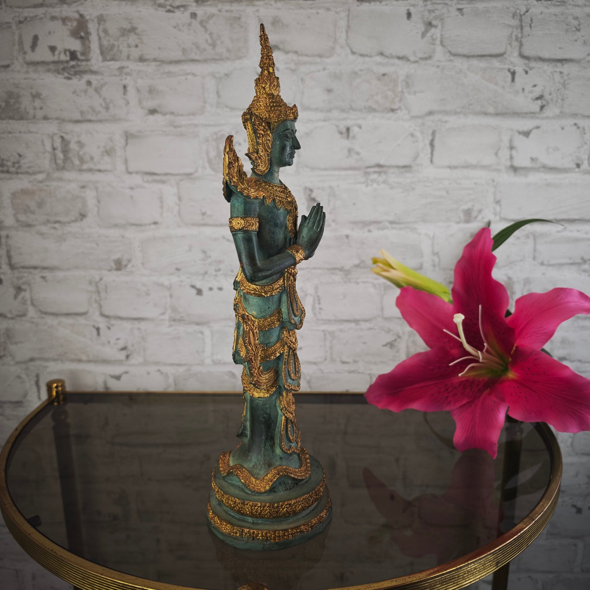 Thai Thepphanom Figur Bronze Patina 38 cm Messingguss stehende Deva Anjali Mudra Tempelwächter Statue Meditationsraum Yoga Deko