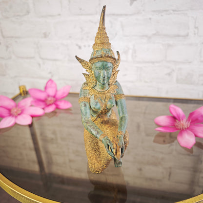 Kniende Deva Statue mit Muschel Bronze Patina 23 cm Metallguss Apsara inspiriert Meditation Yoga Raum Tempelfigur spirituelle Deko
