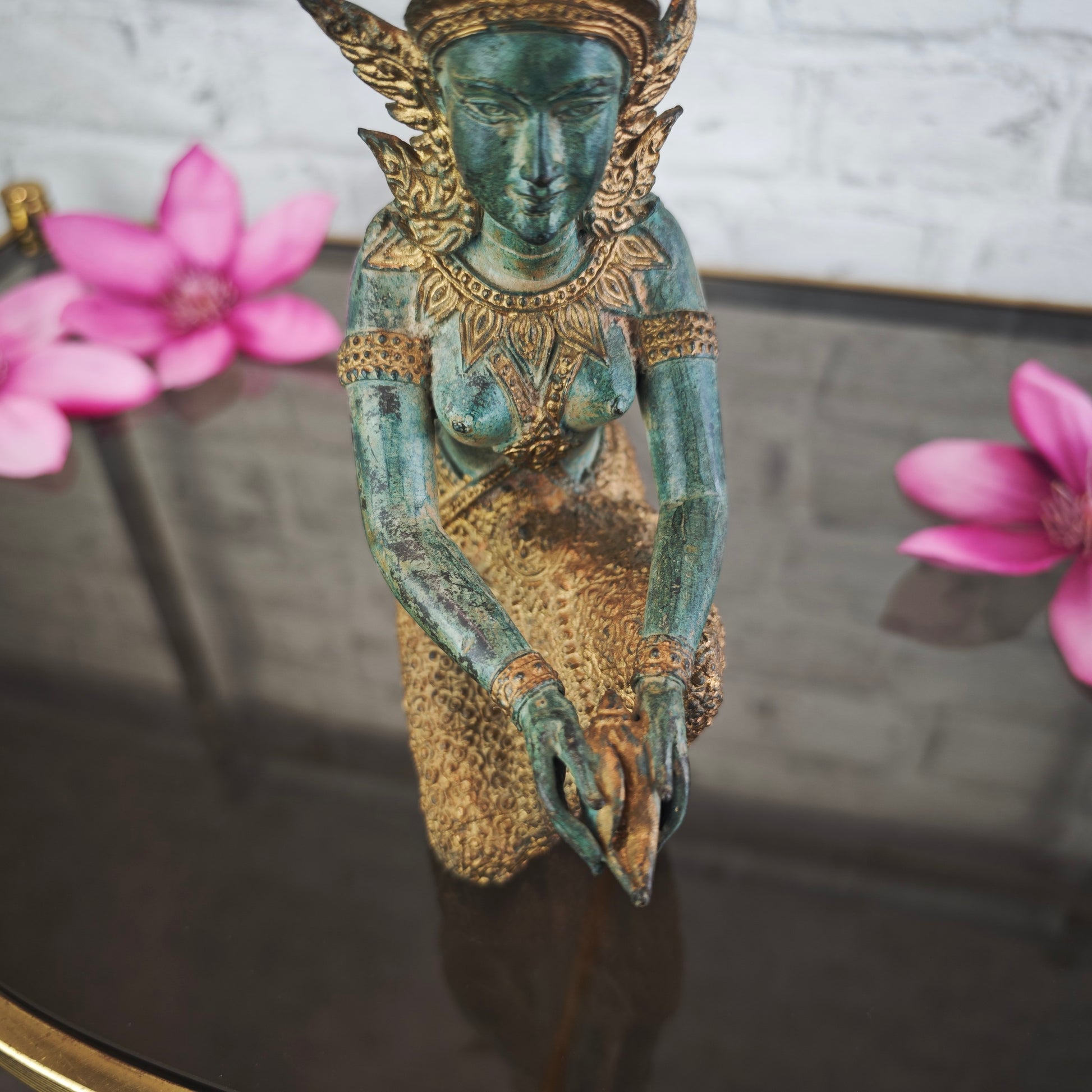 Kniende Deva Statue mit Muschel Bronze Patina 23 cm Metallguss Apsara inspiriert Meditation Yoga Raum Tempelfigur spirituelle Deko
