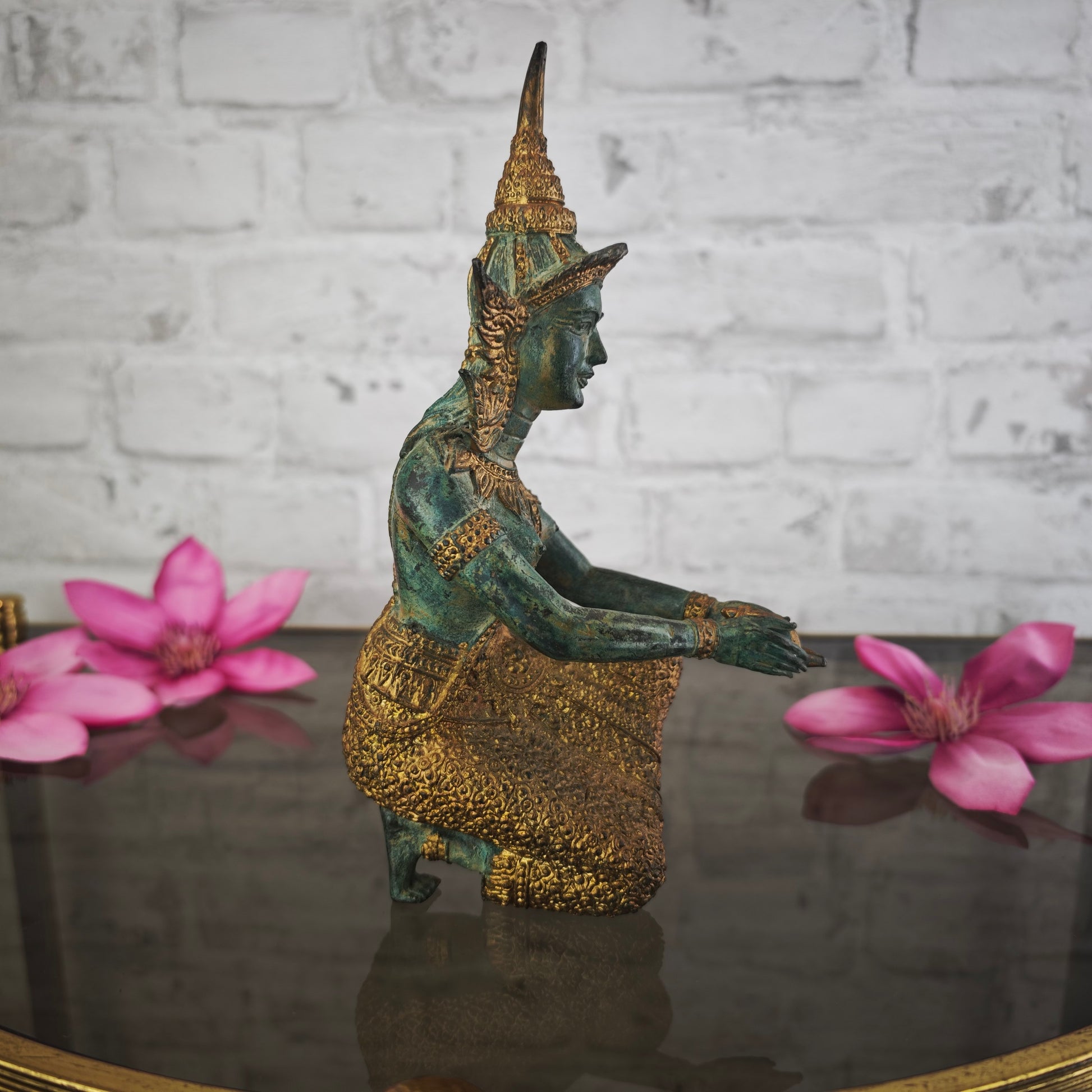 Kniende Deva Statue mit Muschel Bronze Patina 23 cm Metallguss Apsara inspiriert Meditation Yoga Raum Tempelfigur spirituelle Deko