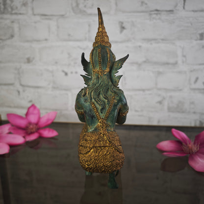 Kniende Deva Statue mit Muschel Bronze Patina 23 cm Metallguss Apsara inspiriert Meditation Yoga Raum Tempelfigur spirituelle Deko