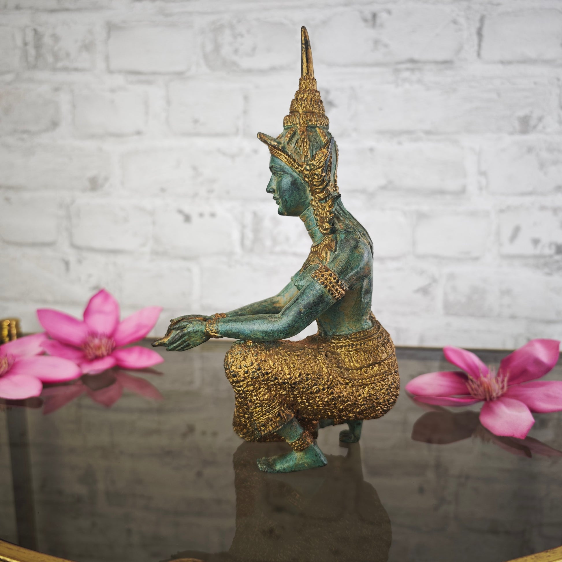 Kniende Deva Statue mit Muschel Bronze Patina 23 cm Metallguss Apsara inspiriert Meditation Yoga Raum Tempelfigur spirituelle Deko