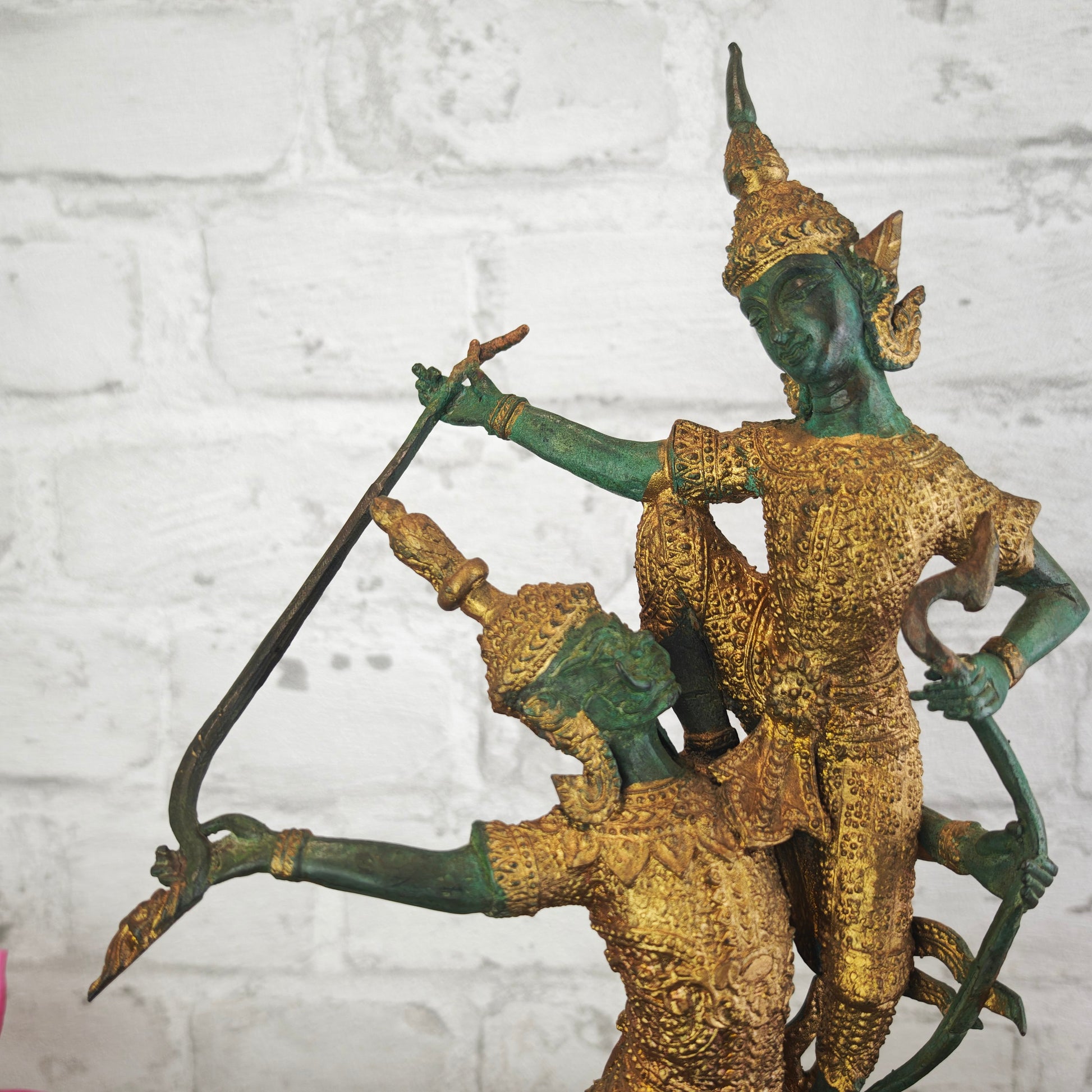 Bronze Figur Ramayana Kriegerpaar mit stilisierten Waffen Thailand Messing Patina 30 cm mythologische Kampf Szene Meditation Yoga Deko