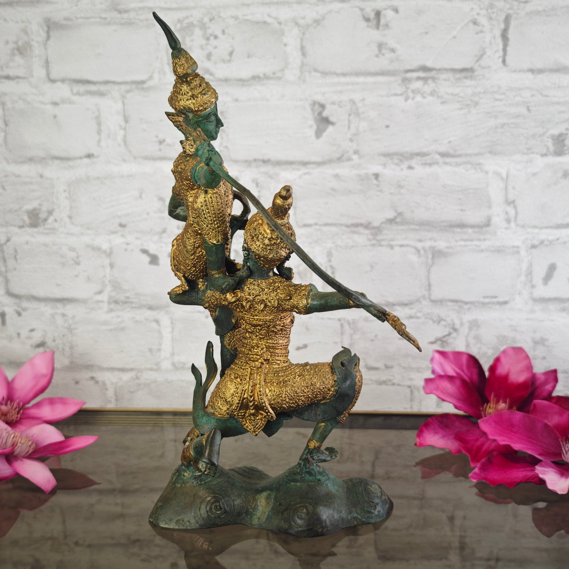Bronze Figur Ramayana Kriegerpaar mit stilisierten Waffen Thailand Messing Patina 30 cm mythologische Kampf Szene Meditation Yoga Deko