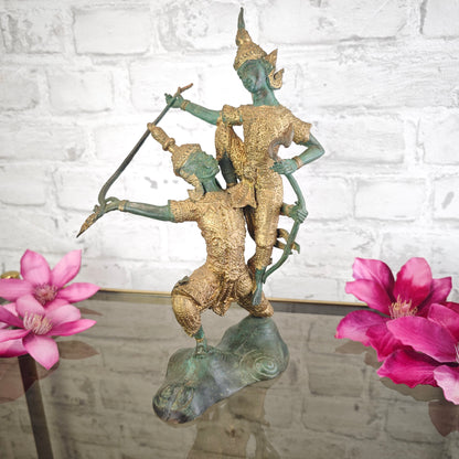 Bronze Figur Ramayana Kriegerpaar mit stilisierten Waffen Thailand Messing Patina 30 cm mythologische Kampf Szene Meditation Yoga Deko