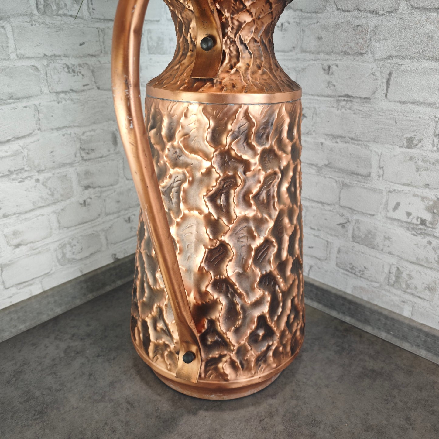 Große gehämmerte Kupfervase Hammerstruktur 61 cm Midcentury Maximalismus Loft Deko Metallvase Kupferkrug Relief Strukturvase Vintage
