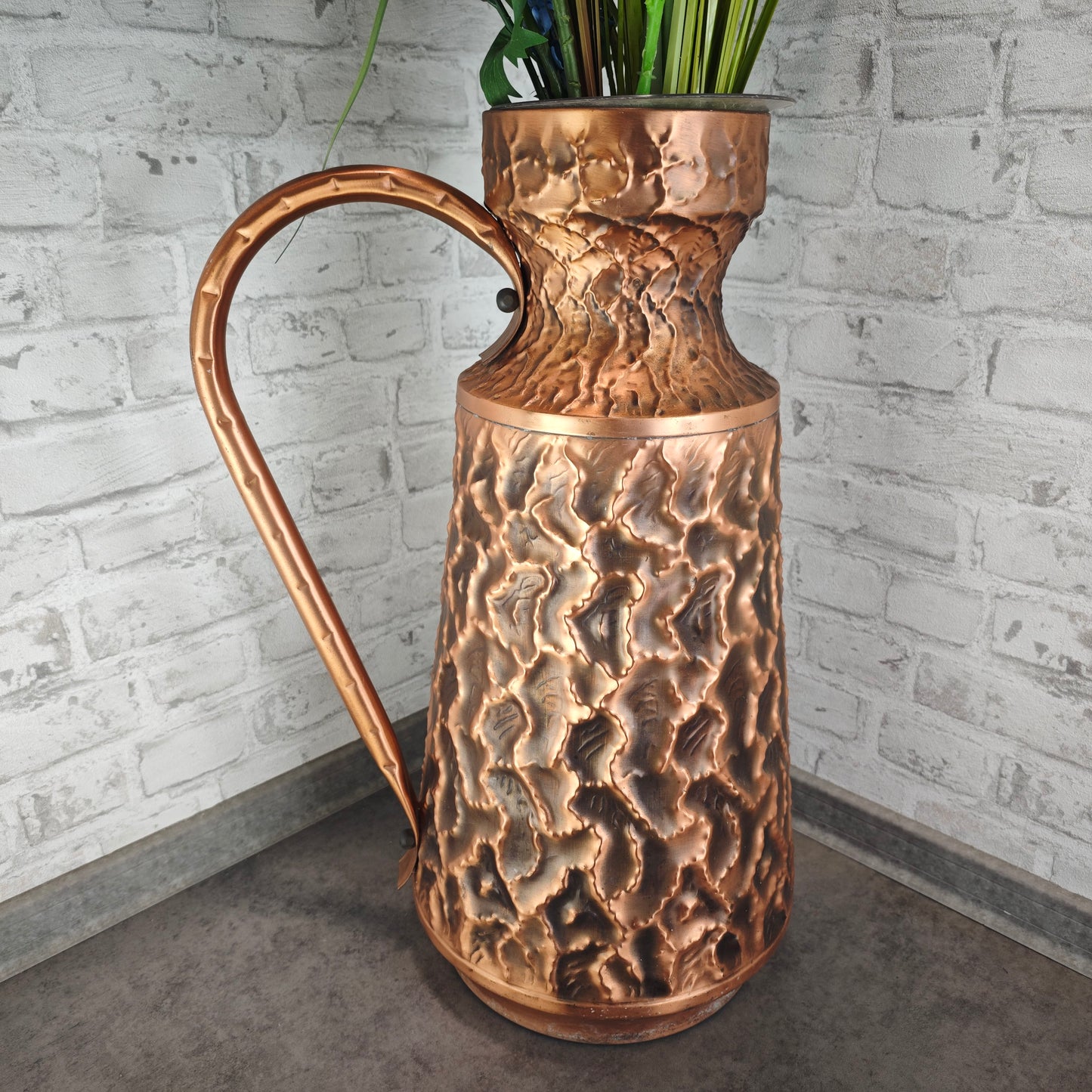 Große gehämmerte Kupfervase Hammerstruktur 61 cm Midcentury Maximalismus Loft Deko Metallvase Kupferkrug Relief Strukturvase Vintage