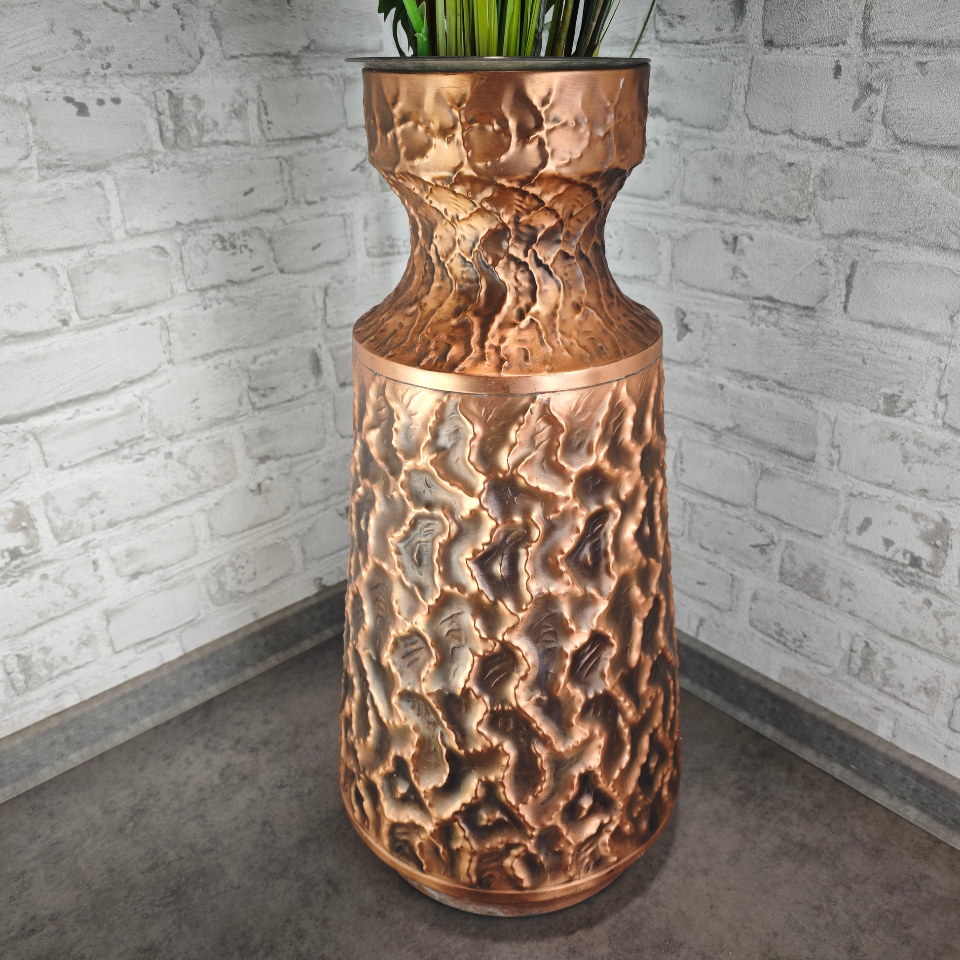 Große gehämmerte Kupfervase Hammerstruktur 61 cm Midcentury Maximalismus Loft Deko Metallvase Kupferkrug Relief Strukturvase Vintage