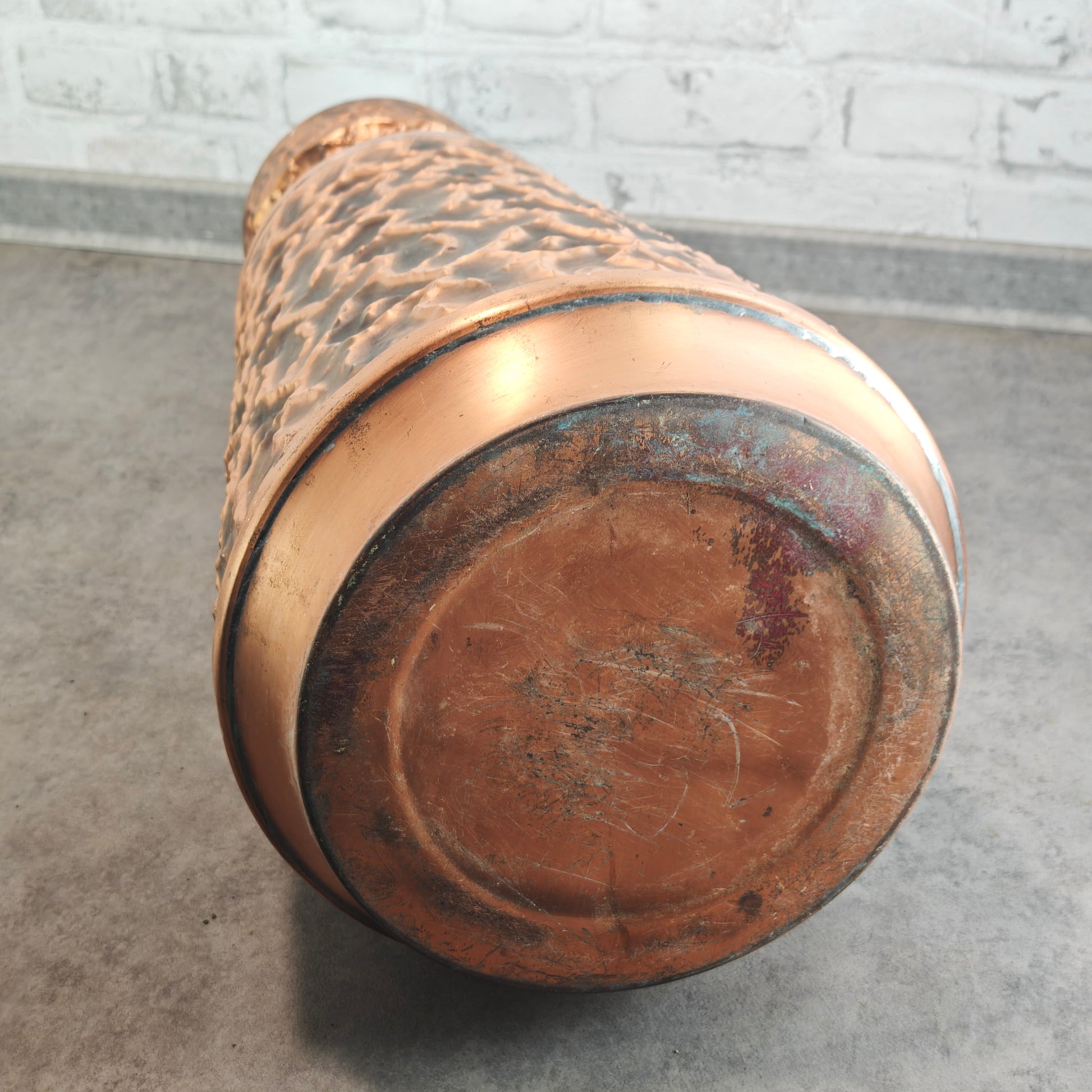 Große gehämmerte Kupfervase Hammerstruktur 61 cm Midcentury Maximalismus Loft Deko Metallvase Kupferkrug Relief Strukturvase Vintage