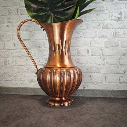 Midcentury Kupfer Bodenvase mit Henkel SKS Hammered Copper Pitcher 52 cm Kaminvase Maximalismus Vintage