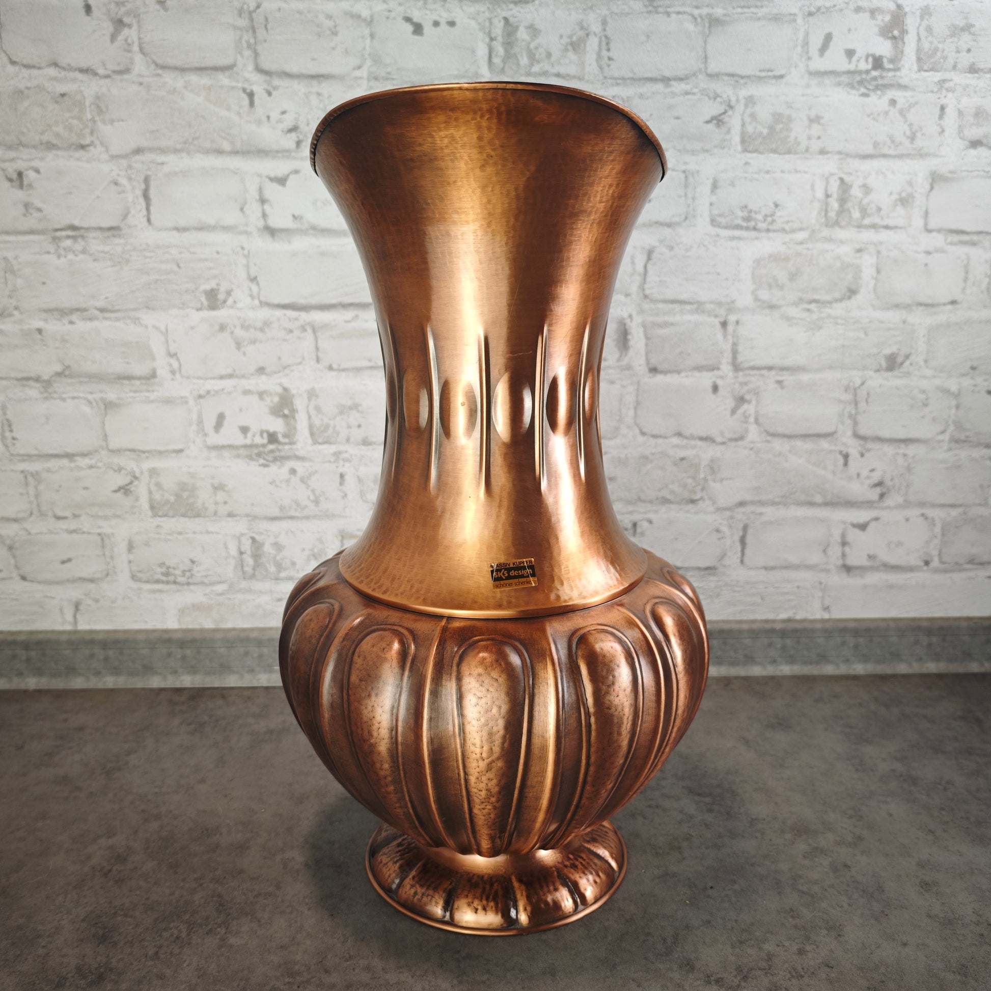 Midcentury Kupfer Bodenvase mit Henkel SKS Hammered Copper Pitcher 52 cm Kaminvase Maximalismus Vintage