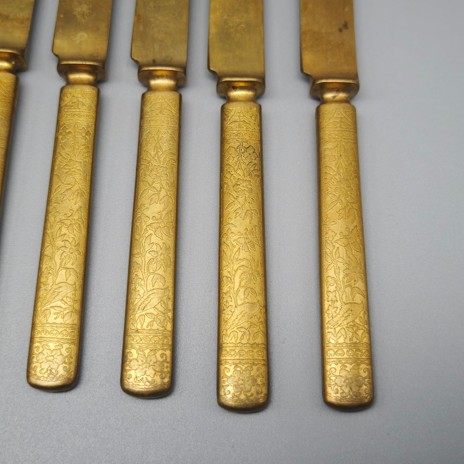 9 Messer aus Messing mit floraler Gravur Dessertmesser Gründerzeit Viktorianischer Stil goldfarben Ornament Deko Set