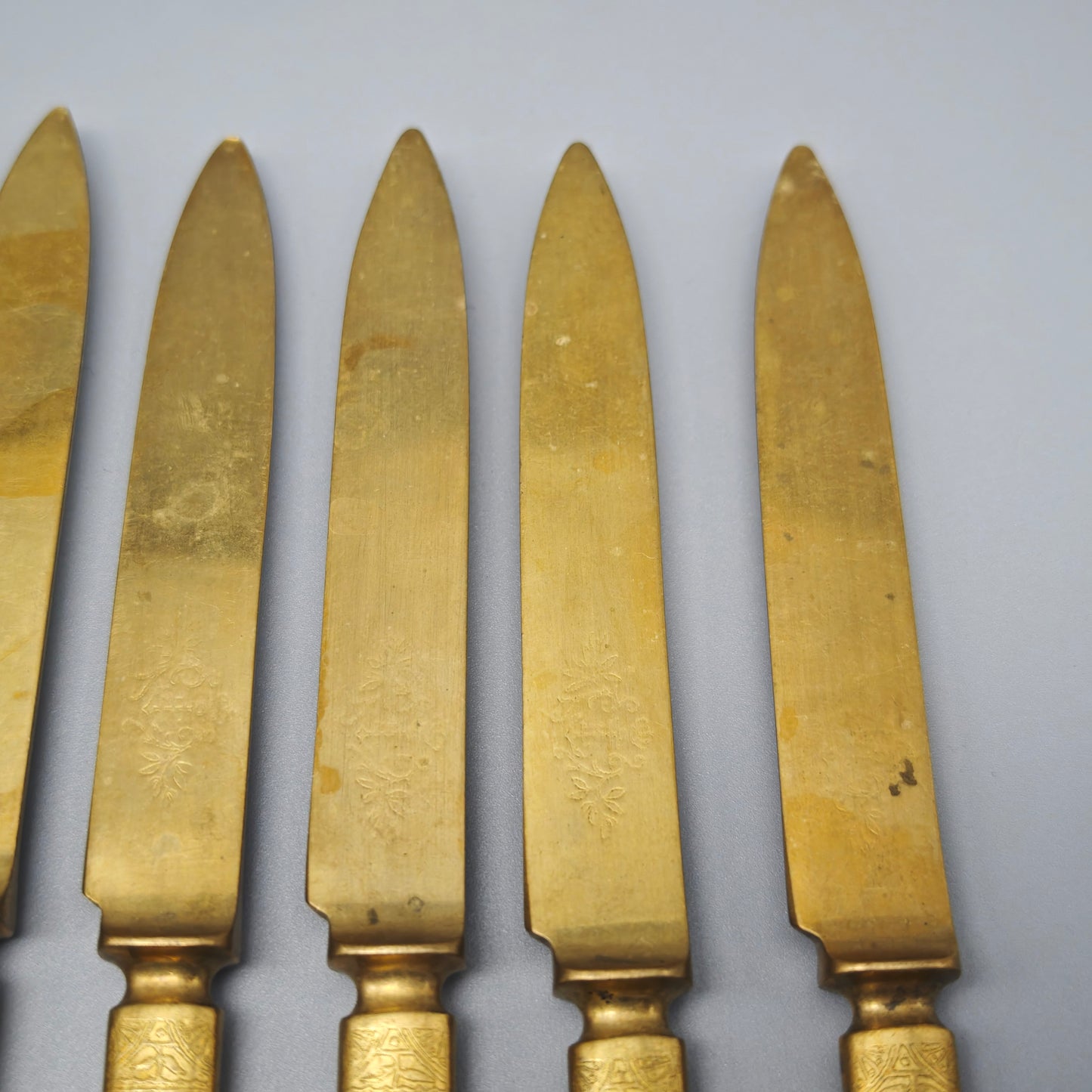 9 Messer aus Messing mit floraler Gravur Dessertmesser Gründerzeit Viktorianischer Stil goldfarben Ornament Deko Set