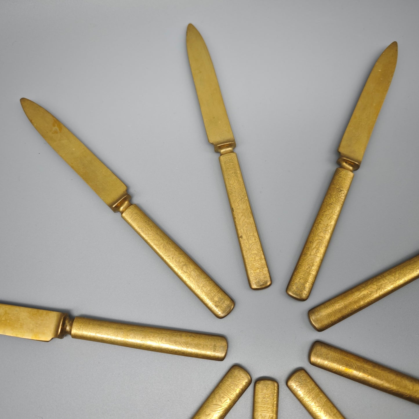 9 Messer aus Messing mit floraler Gravur Dessertmesser Gründerzeit Viktorianischer Stil goldfarben Ornament Deko Set