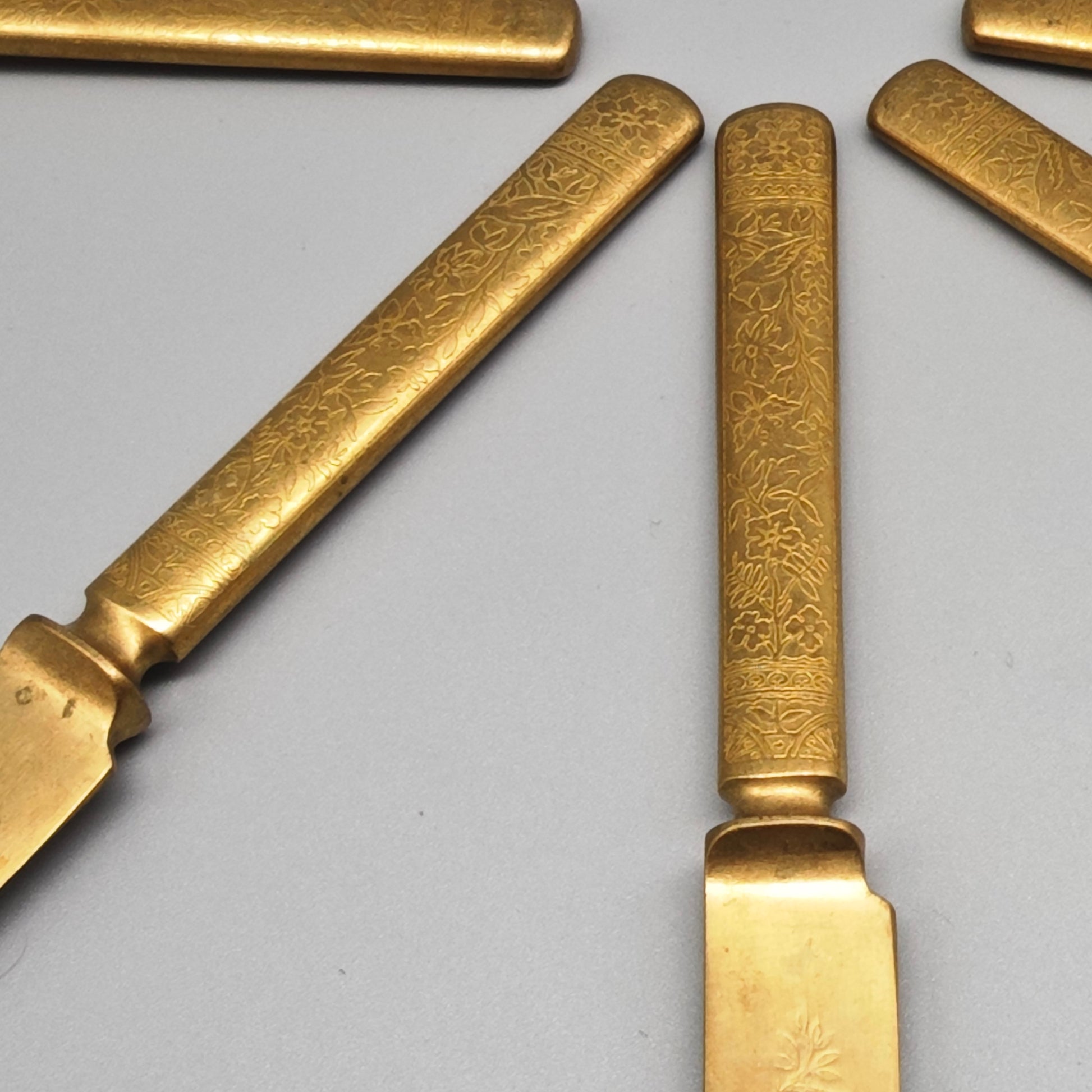 9 Messer aus Messing mit floraler Gravur Dessertmesser Gründerzeit Viktorianischer Stil goldfarben Ornament Deko Set