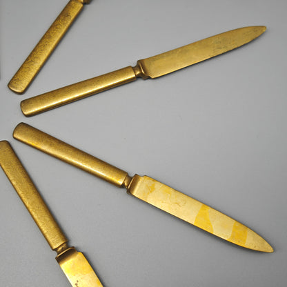9 Messer aus Messing mit floraler Gravur Dessertmesser Gründerzeit Viktorianischer Stil goldfarben Ornament Deko Set