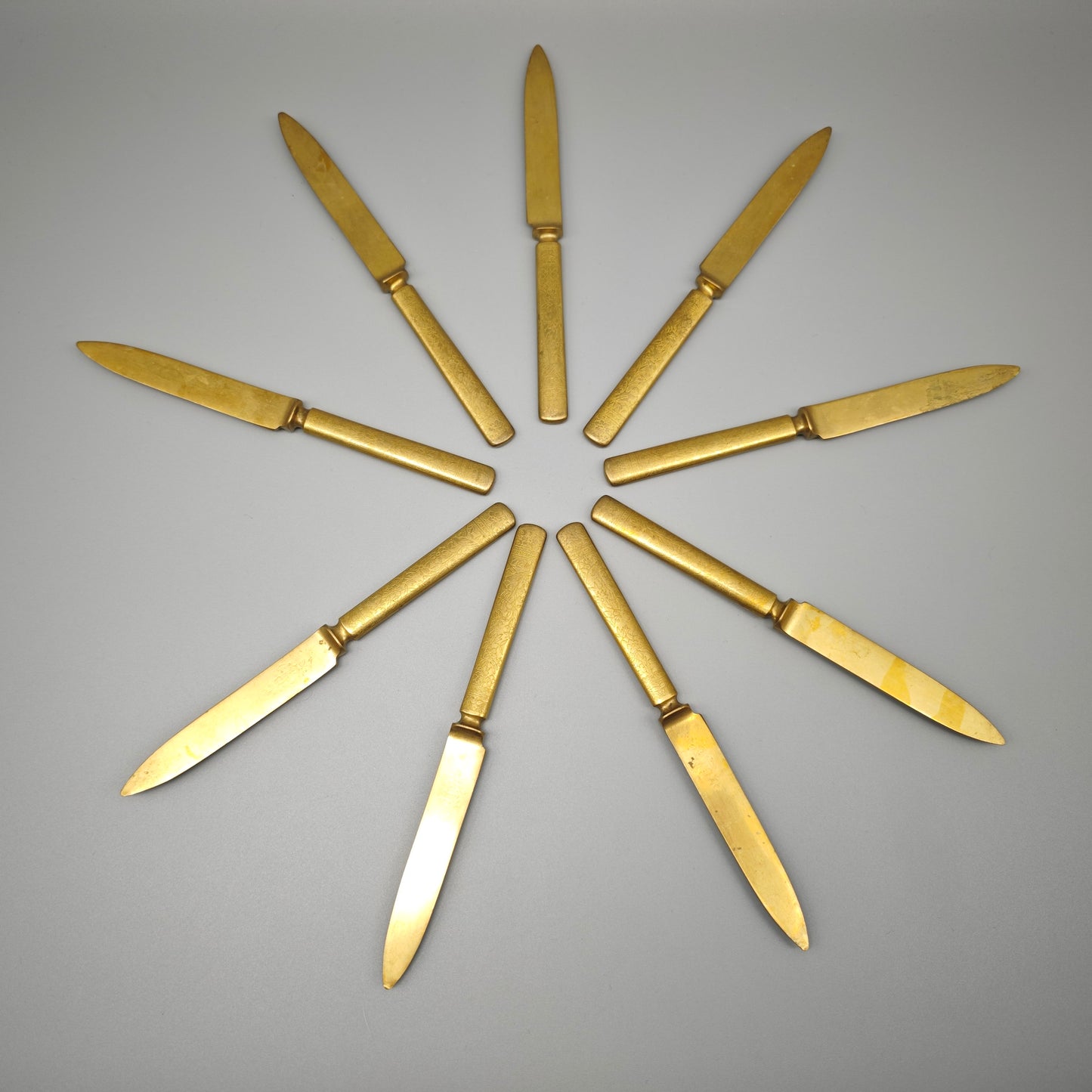 9 Messer aus Messing mit floraler Gravur Dessertmesser Gründerzeit Viktorianischer Stil goldfarben Ornament Deko Set