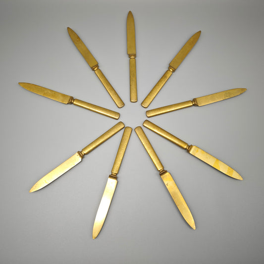 9 Messer aus Messing mit floraler Gravur Dessertmesser Gründerzeit Viktorianischer Stil goldfarben Ornament Deko Set
