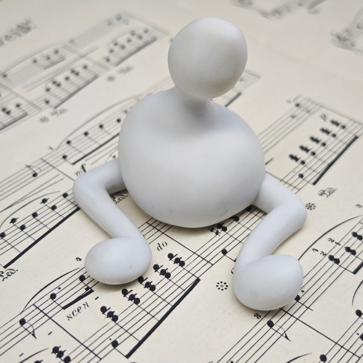 Royal Copenhagen Musica Sofa Note Figur weiß Biscuit Porzellan Monica Ritterband moderne Skulptur Dänemark Design