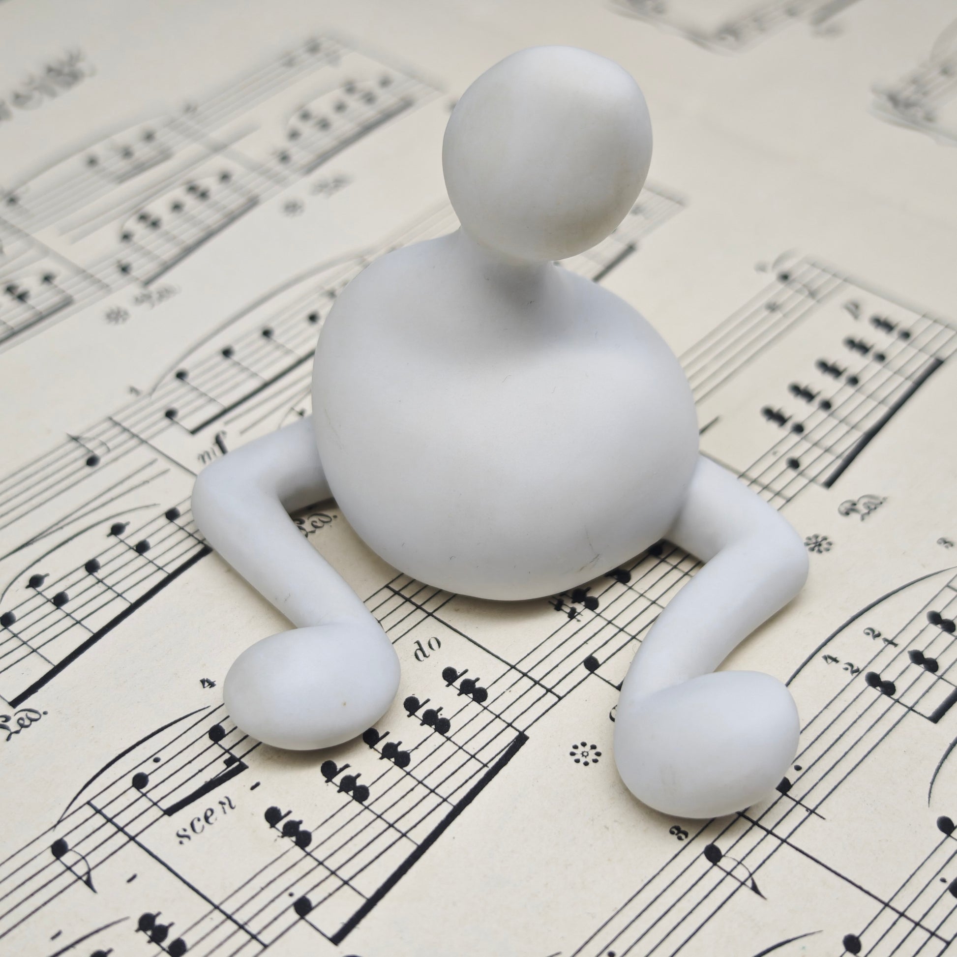 Royal Copenhagen Musica Sofa Note Figur weiß Biscuit Porzellan Monica Ritterband moderne Skulptur Dänemark Design