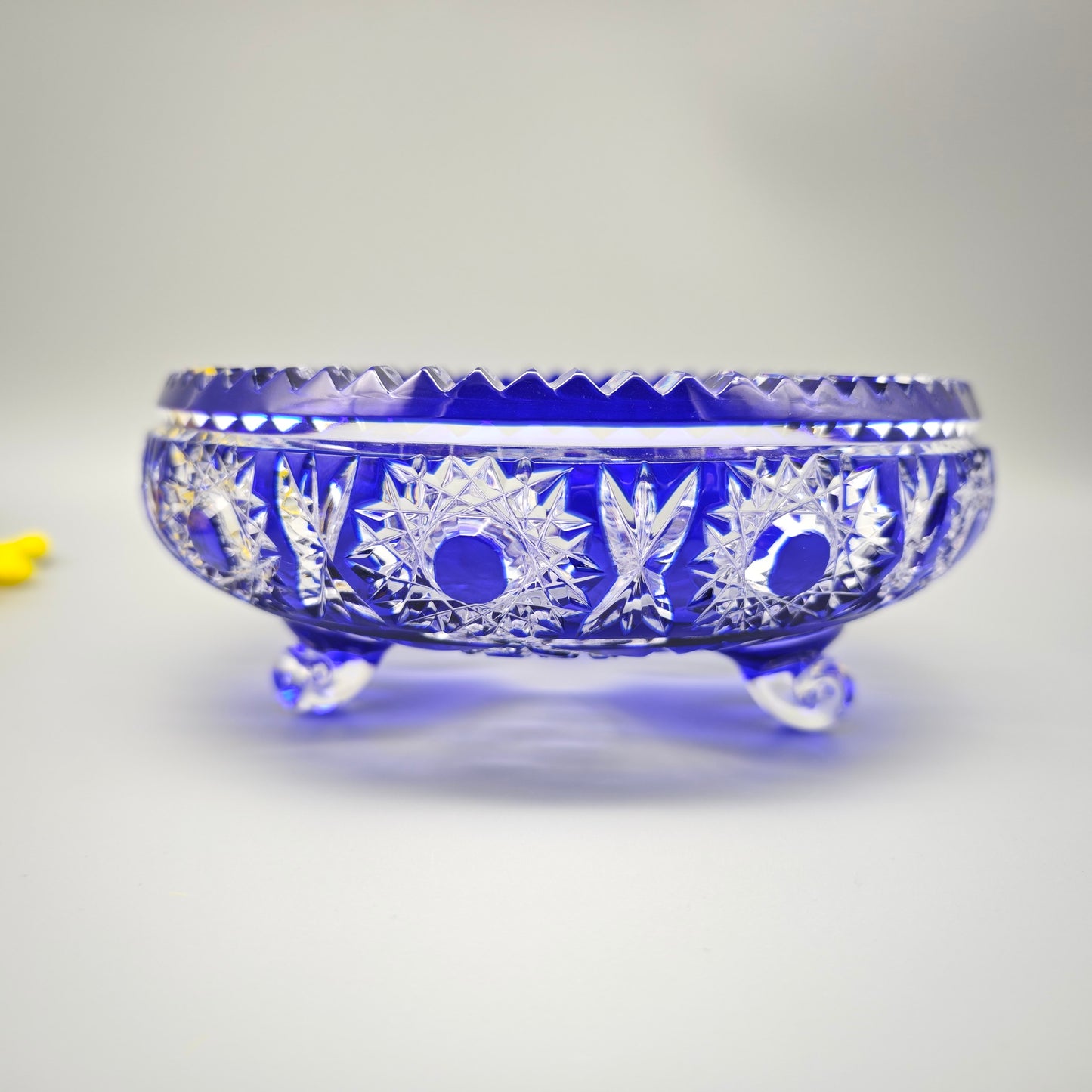 Blaue Kristallglas Anbietschale mit Schliffmuster Sternen auf Füßen Vintage Servierschale 18 cm böhmisches Bleikristall