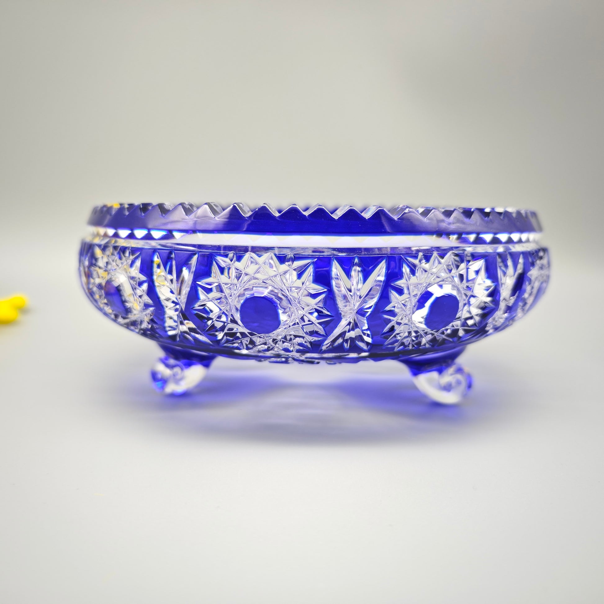 Blaue Kristallglas Anbietschale mit Schliffmuster Sternen auf Füßen Vintage Servierschale 18 cm böhmisches Bleikristall
