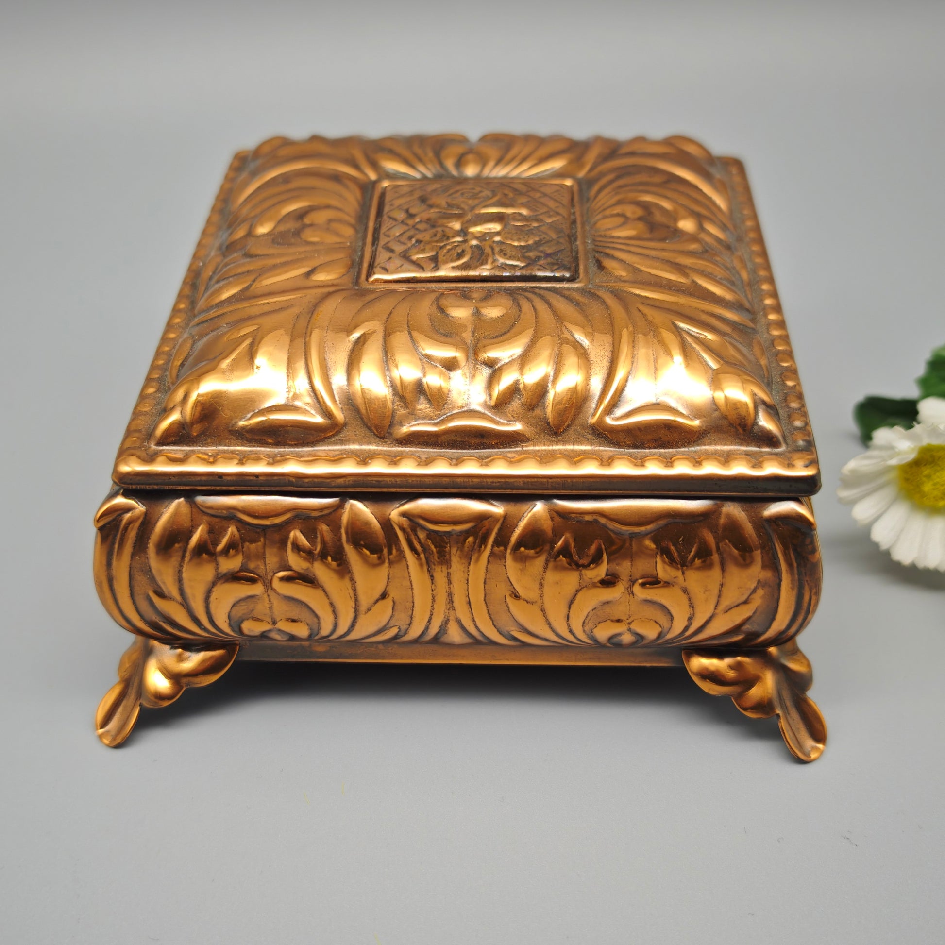 Guban Schmuckschatulle Kupfer Relief quadratisch mit Spiegel Samt innen Vintage Schmuckdose 12,5 cm