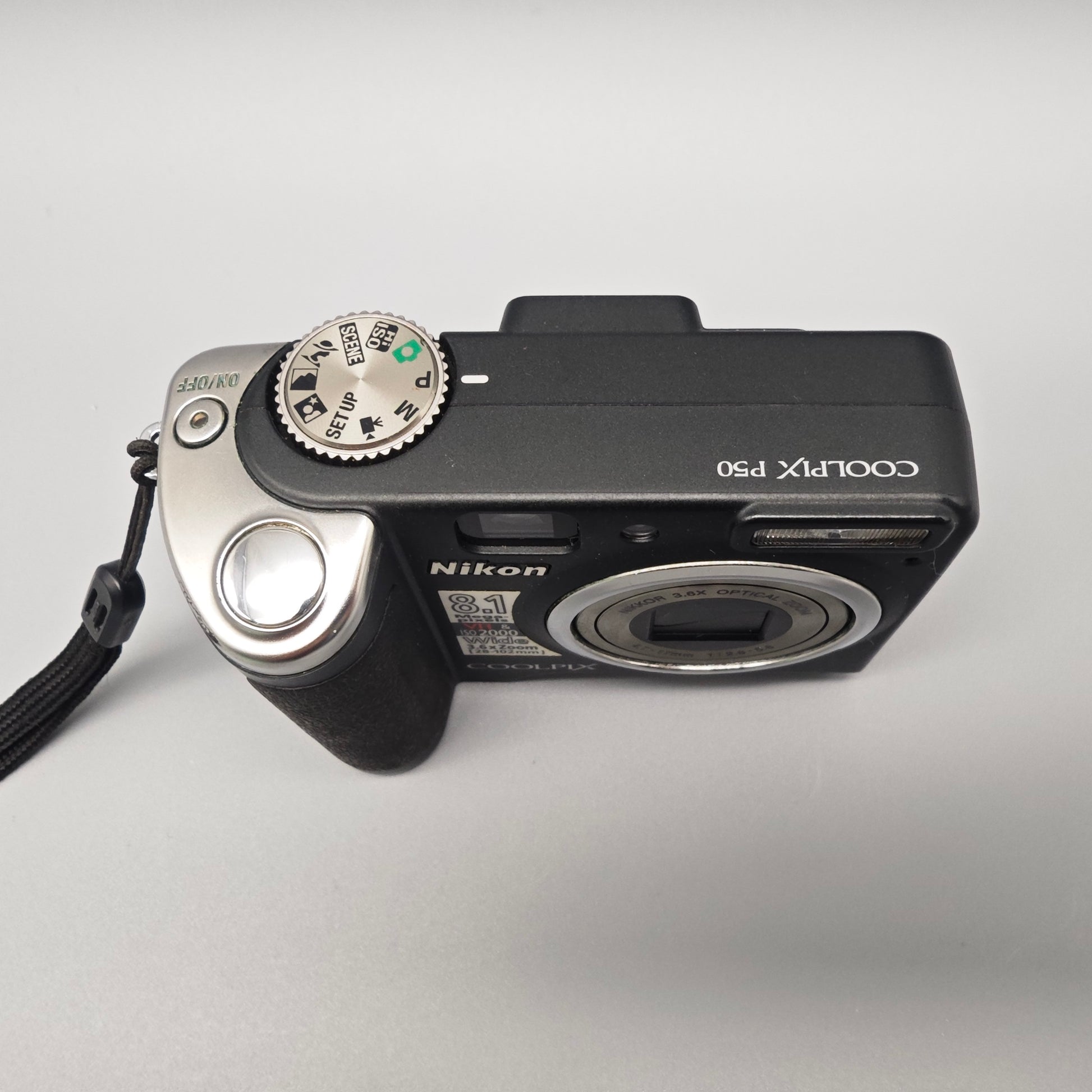 Nikon Coolpix P50 Digitalkamera 8,1 MP mit Tasche 4,7–17 mm Nikkor 3,6x Zoom