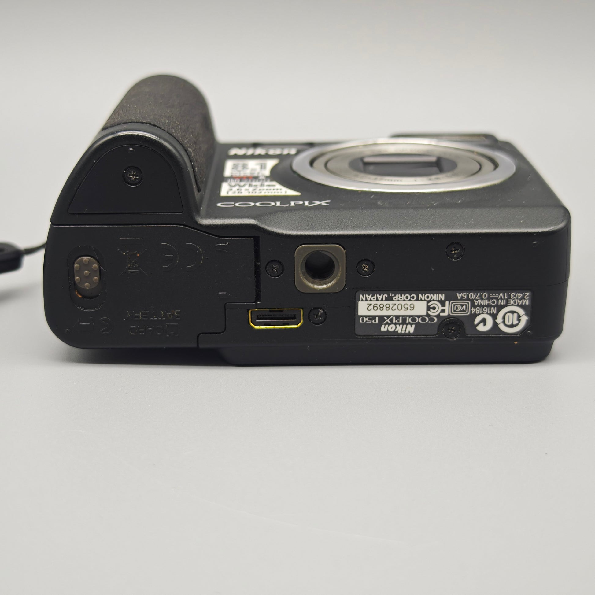 Nikon Coolpix P50 Digitalkamera 8,1 MP mit Tasche 4,7–17 mm Nikkor 3,6x Zoom