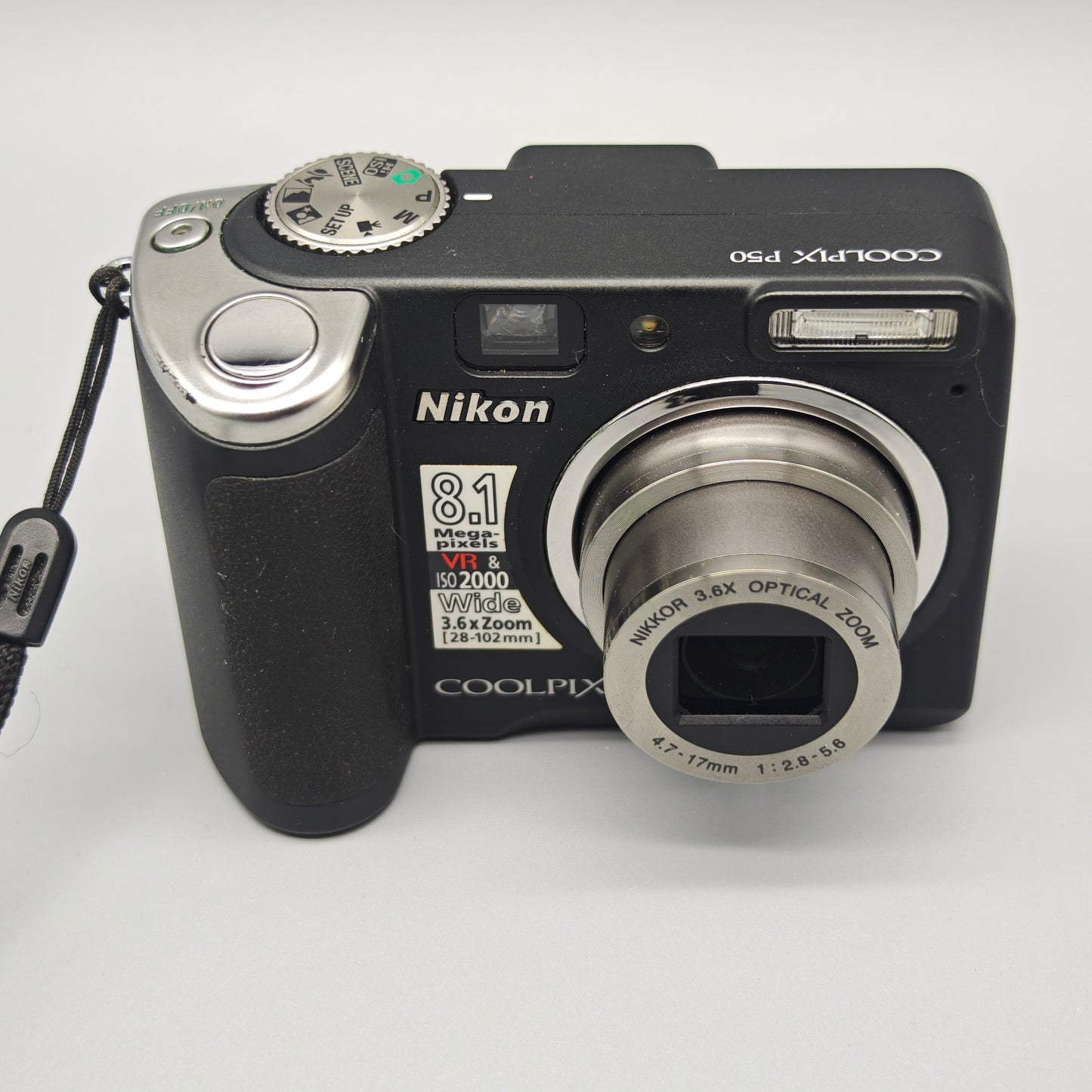 Nikon Coolpix P50 Digitalkamera 8,1 MP mit Tasche 4,7–17 mm Nikkor 3,6x Zoom