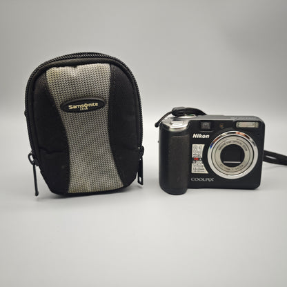 Nikon Coolpix P50 Digitalkamera 8,1 MP mit Tasche 4,7–17 mm Nikkor 3,6x Zoom