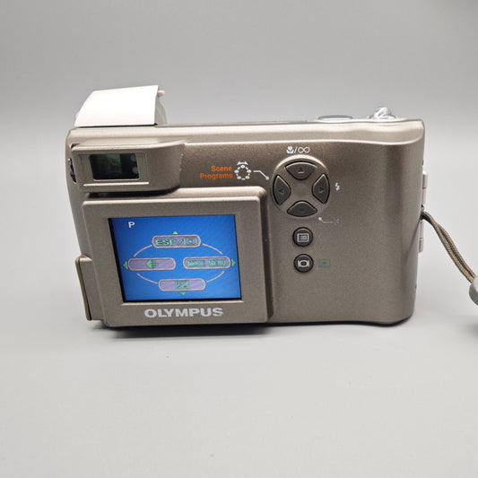 Olympus C 300 Zoom Digital Kamera Silber 3 MP Vintage Digicam mit Tasche und SmartMedia Karten