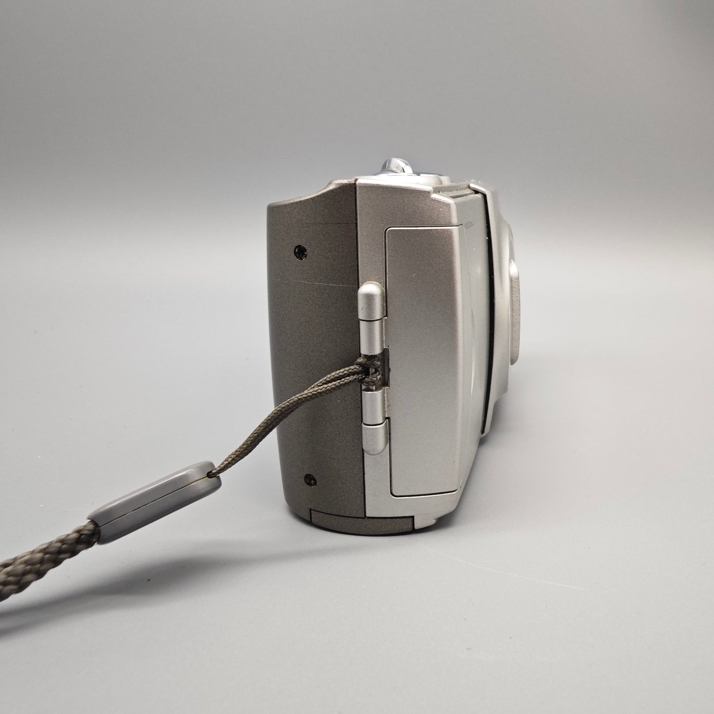 Olympus C 300 Zoom Digital Kamera Silber 3 MP Vintage Digicam mit Tasche und SmartMedia Karten