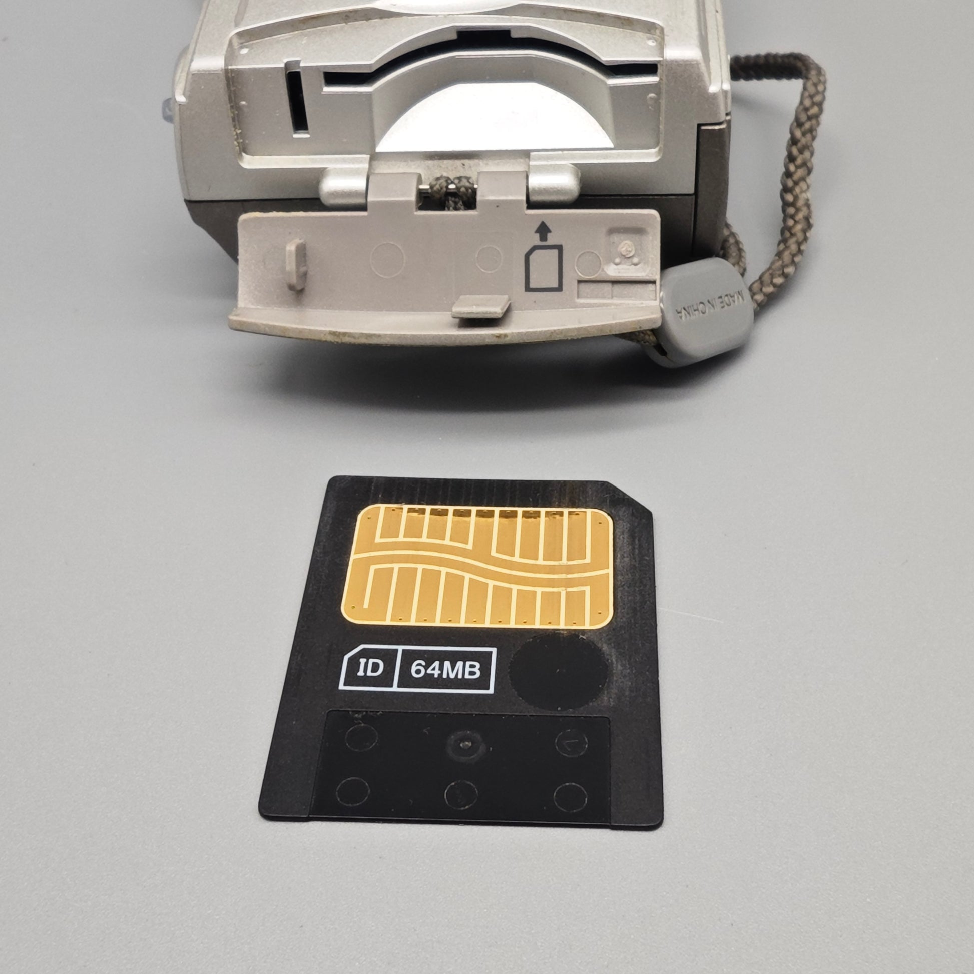 Olympus C 300 Zoom Digital Kamera Silber 3 MP Vintage Digicam mit Tasche und SmartMedia Karten