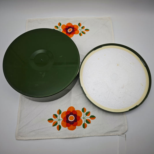 Rundes Nähkästchen aus Kunststoff in Grün mit Blumenmuster 1970er Jahre Boho Stil mit Fächern