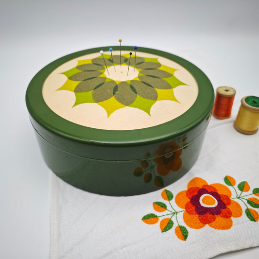 Rundes Nähkästchen aus Kunststoff in Grün mit Blumenmuster 1970er Jahre Boho Stil mit Fächern