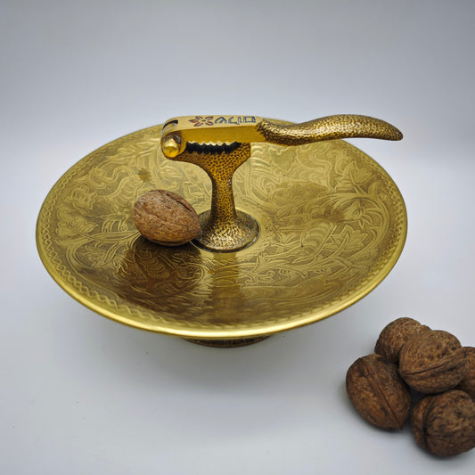 Nussknacker mit Schale von Tamar Israel aus goldfarbenem Messing mit Tier- und Pflanzenornament