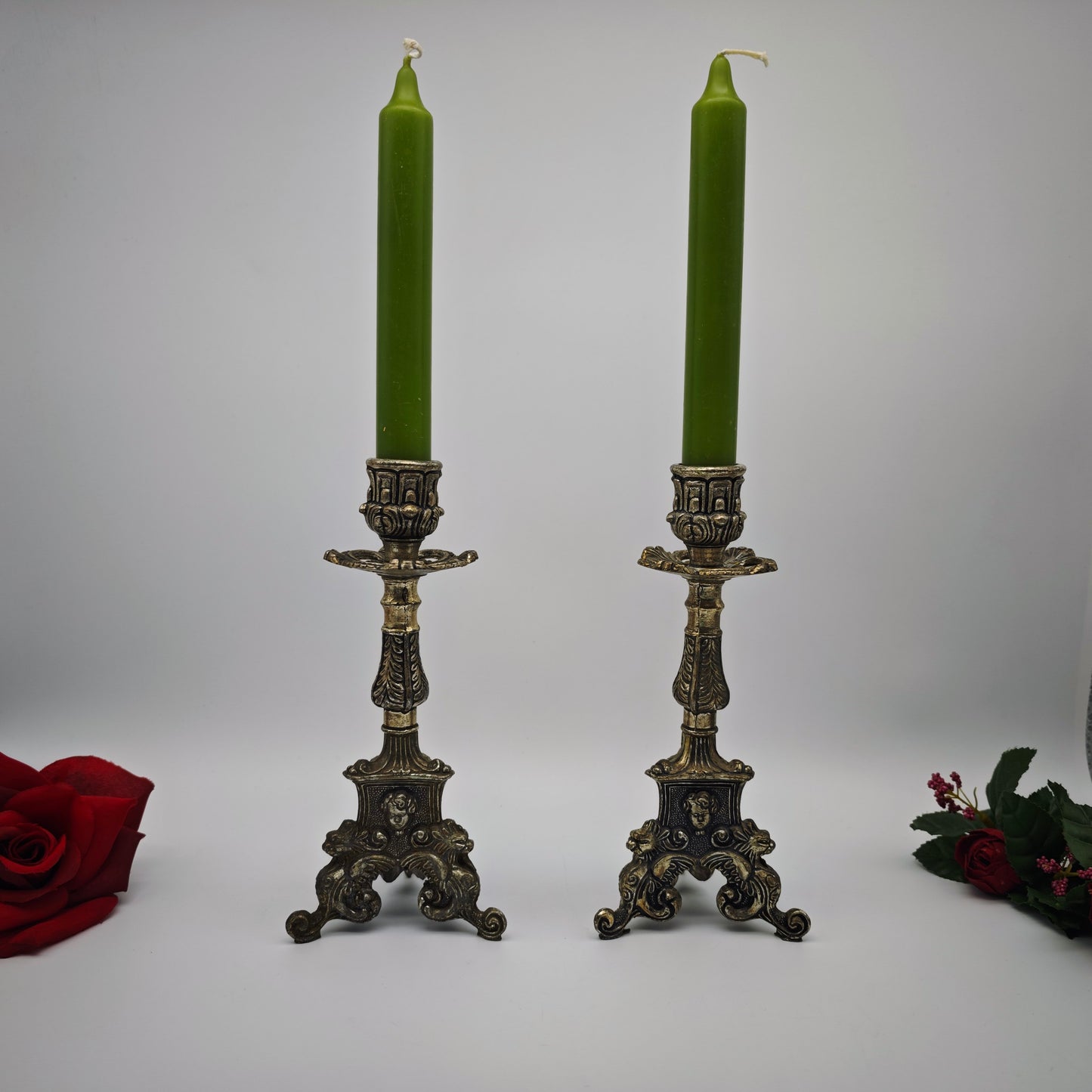 Neobarocke Kerzenhalter aus versilbertem Metall mit Puttenköpfen und Drachenfüßen als Set