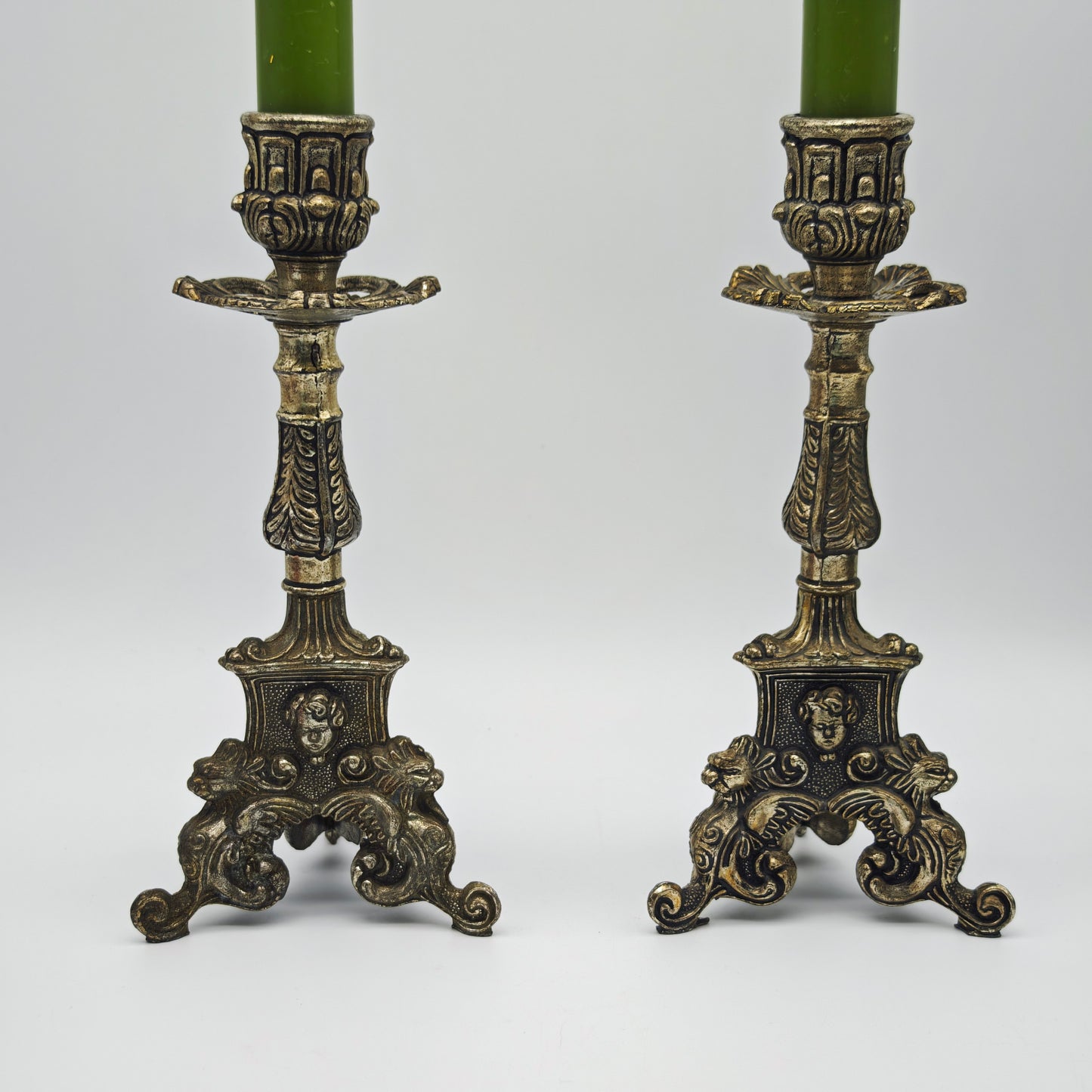 Neobarocke Kerzenhalter aus versilbertem Metall mit Puttenköpfen und Drachenfüßen als Set