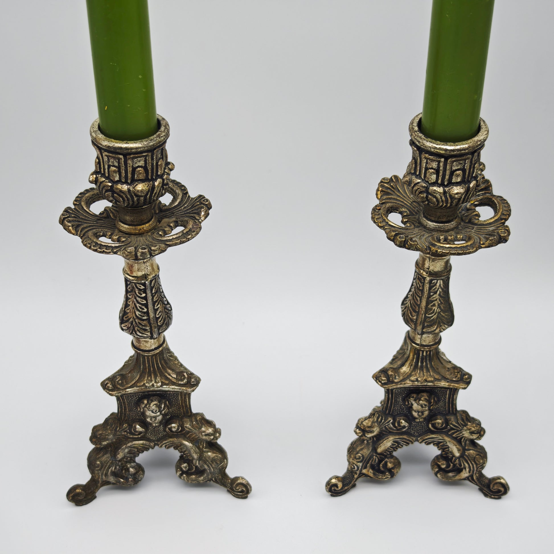 Neobarocke Kerzenhalter aus versilbertem Metall mit Puttenköpfen und Drachenfüßen als Set