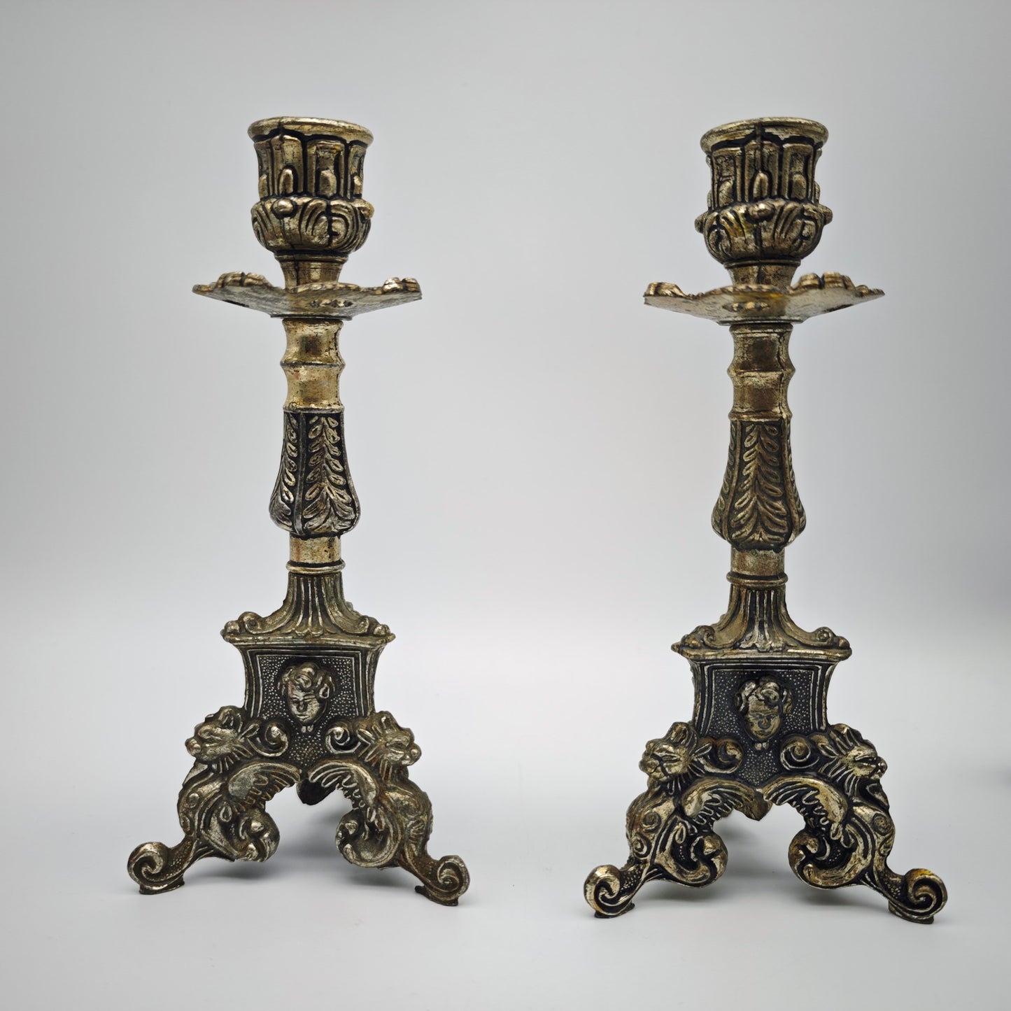 Neobarocke Kerzenhalter aus versilbertem Metall mit Puttenköpfen und Drachenfüßen als Set