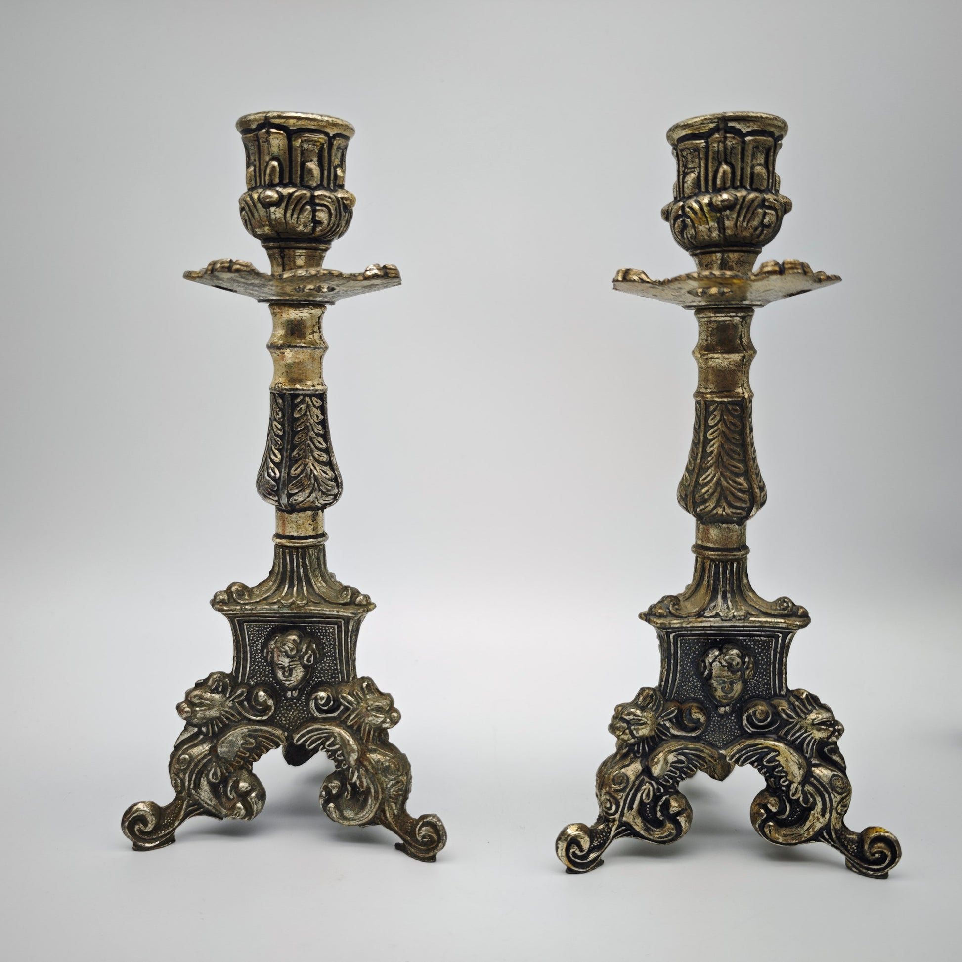 Neobarocke Kerzenhalter aus versilbertem Metall mit Puttenköpfen und Drachenfüßen als Set