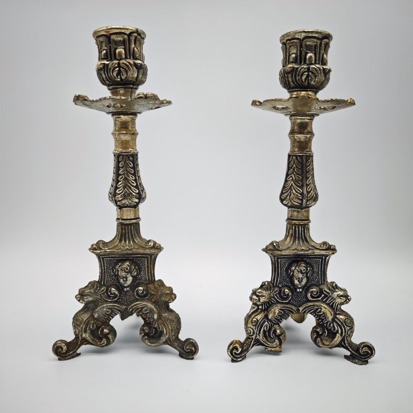 Neobarocke Kerzenhalter aus versilbertem Metall mit Puttenköpfen und Drachenfüßen als Set