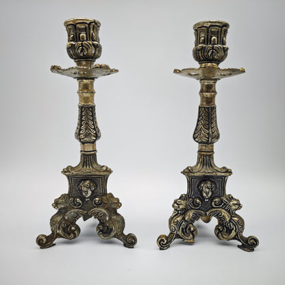 Neobarocke Kerzenhalter aus versilbertem Metall mit Puttenköpfen und Drachenfüßen als Set