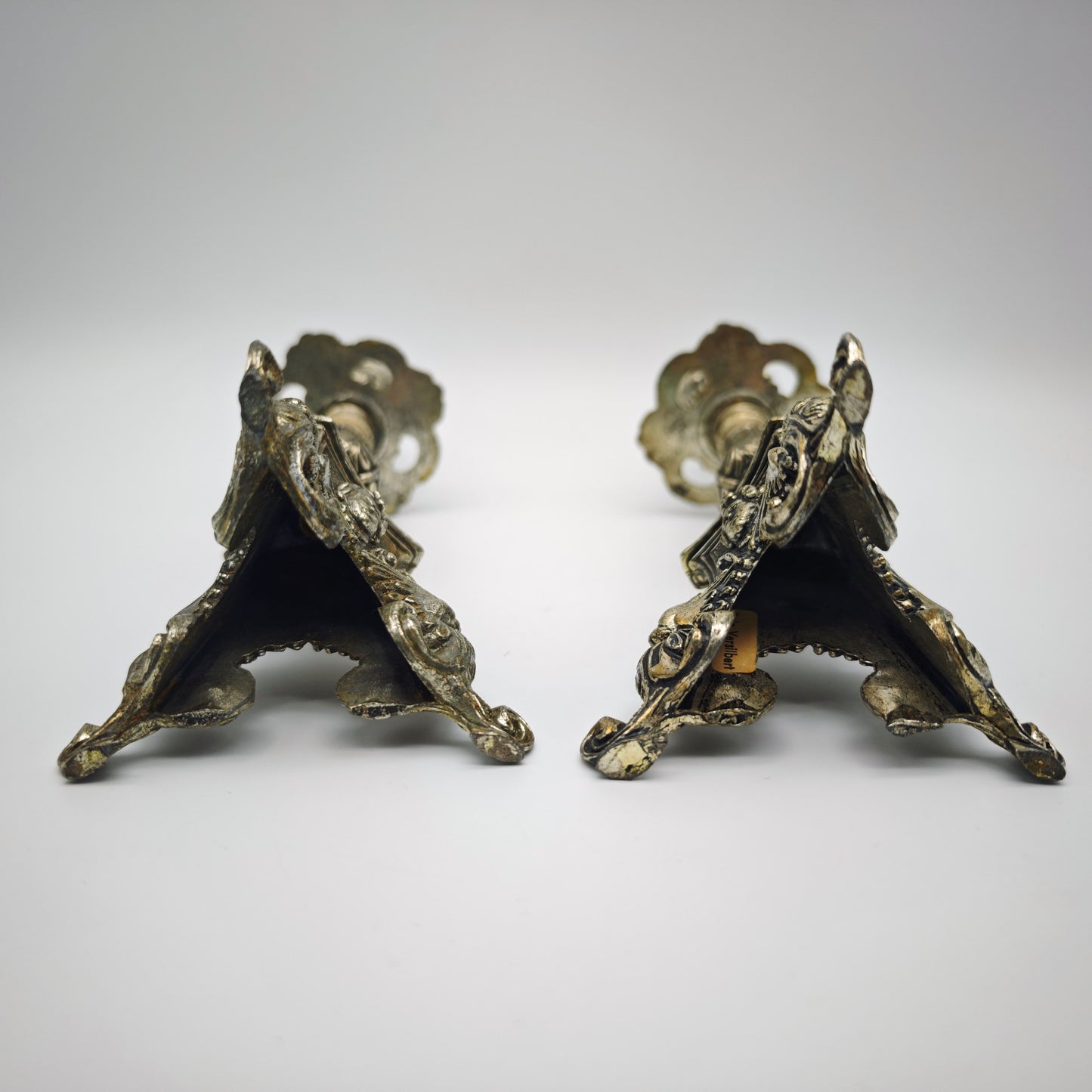 Neobarocke Kerzenhalter aus versilbertem Metall mit Puttenköpfen und Drachenfüßen als Set