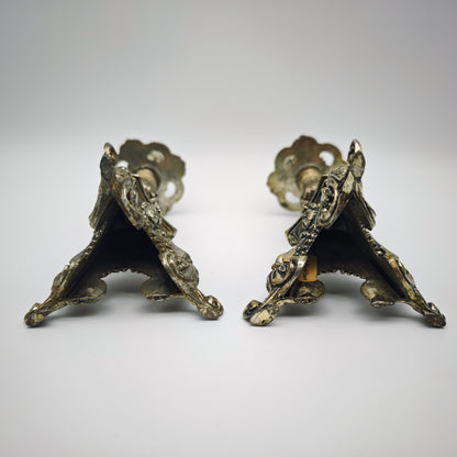 Neobarocke Kerzenhalter aus versilbertem Metall mit Puttenköpfen und Drachenfüßen als Set